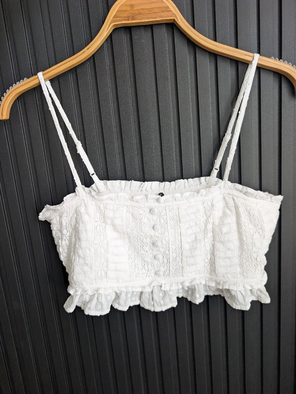 American Eagle Outfitters white ruffled crop top | Size M